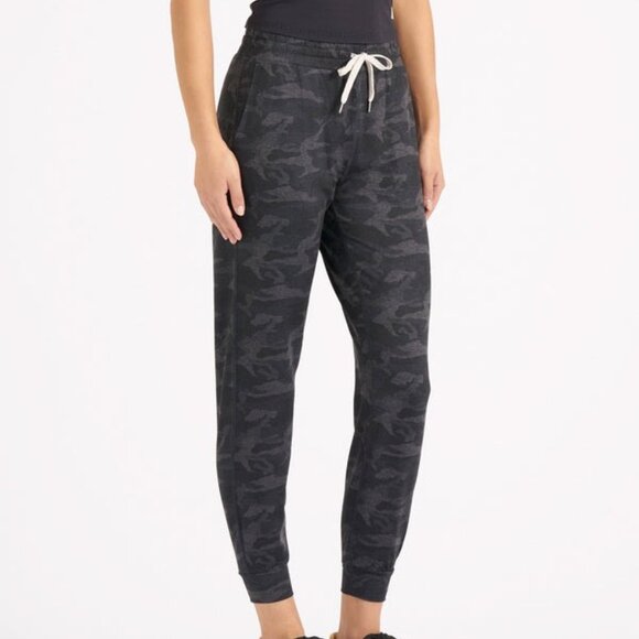NEW With Tags Vuori Performance Jogger Black Camo XS-Long - Picture 3 of 5
